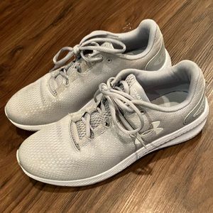 Under Armour Charged Pursuit light grey men’s sneakers